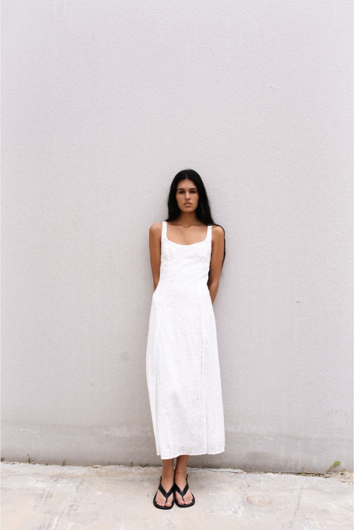 VESTIDO MIDI PERFORADO