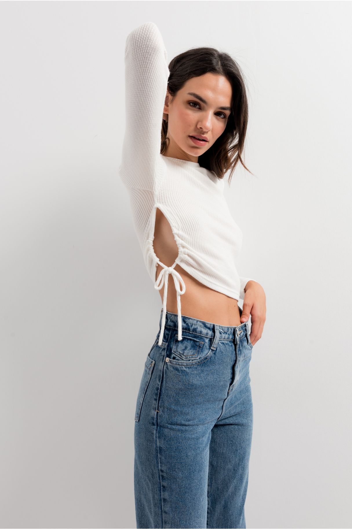 T-SHIRT CON RACCOLTA LATERALE