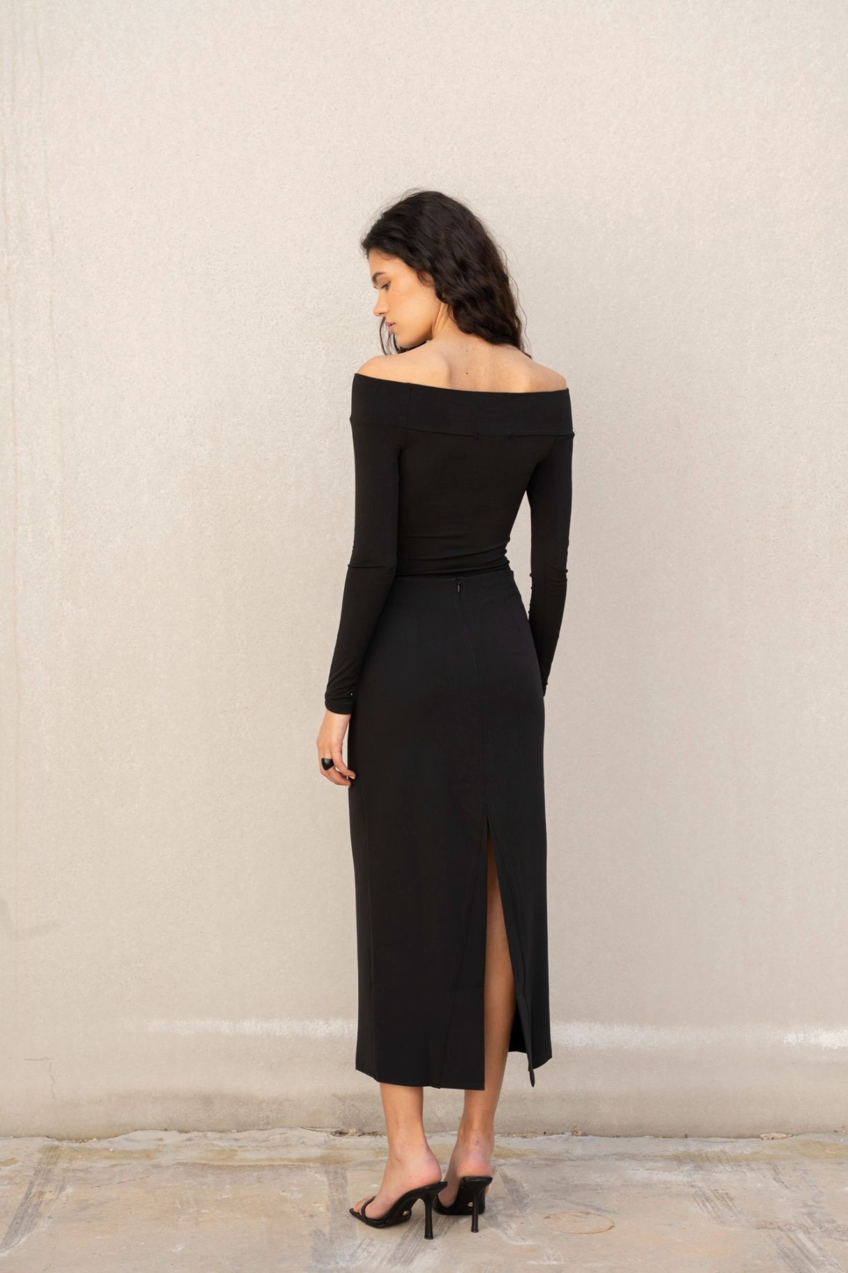 FALDA MIDI CON ABERTURAS