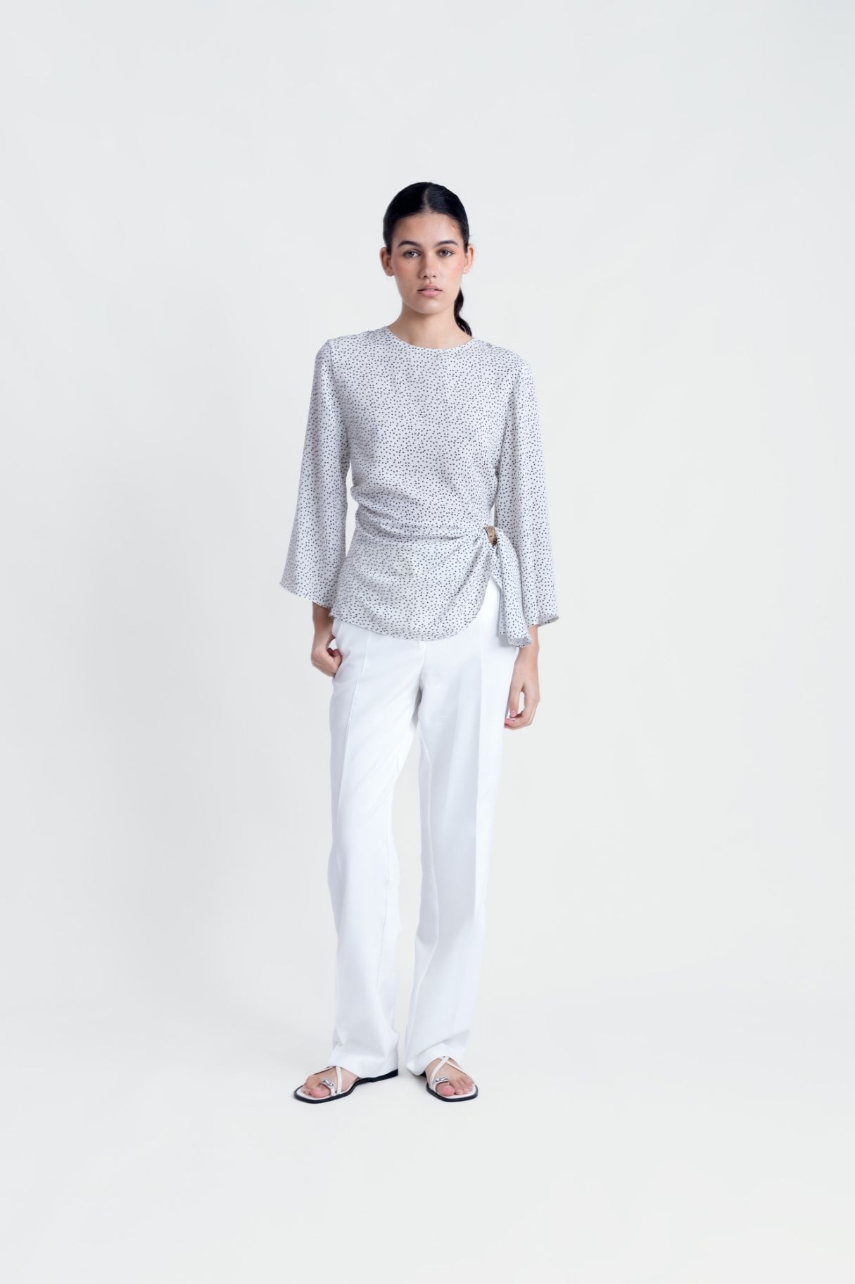 BLUSA CON DETTAGLI DORATI