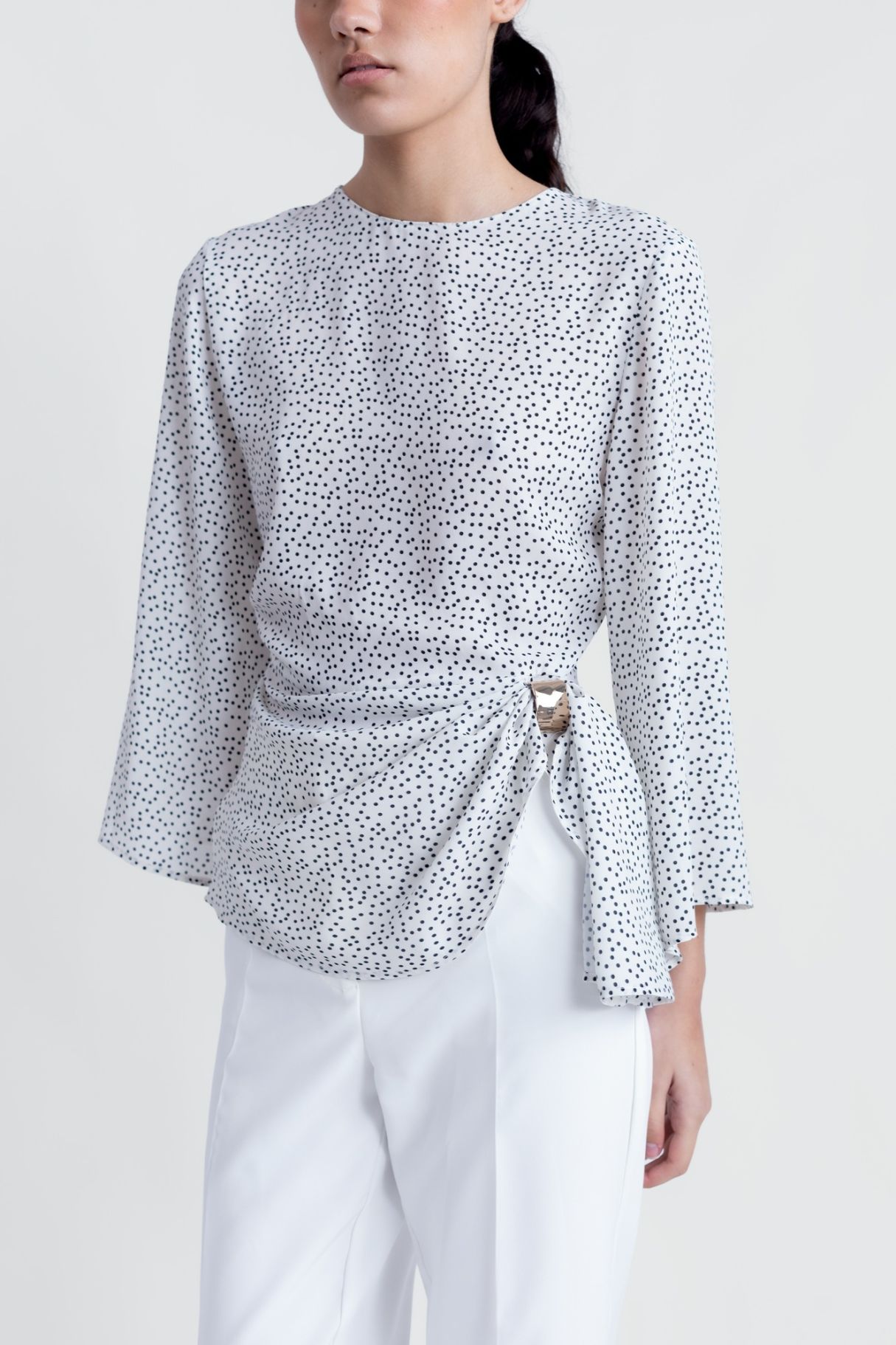 BLUSA CON DETTAGLI DORATI