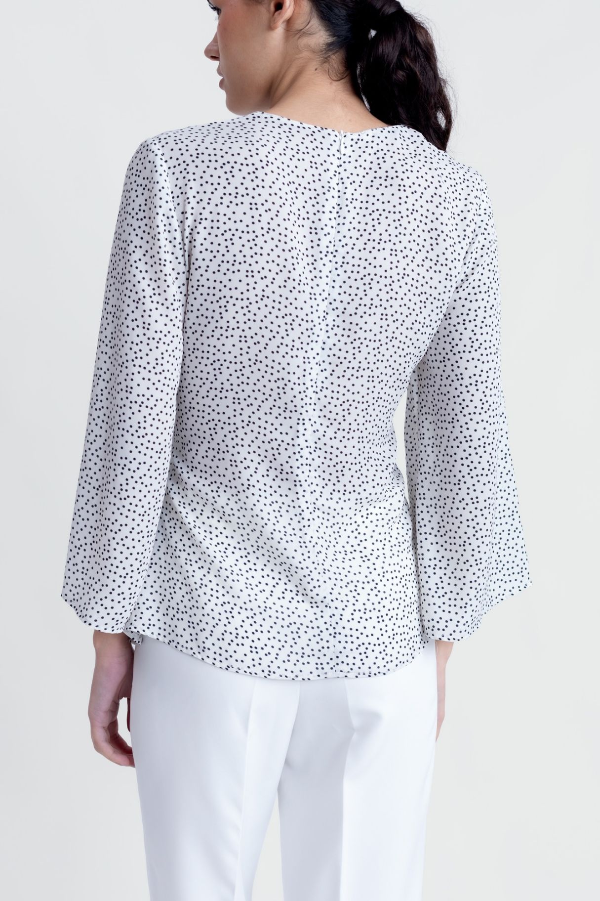 BLUSA CON DETTAGLI DORATI