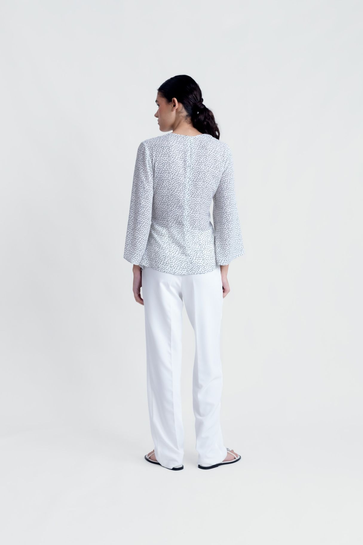 BLUSA CON DETTAGLI DORATI